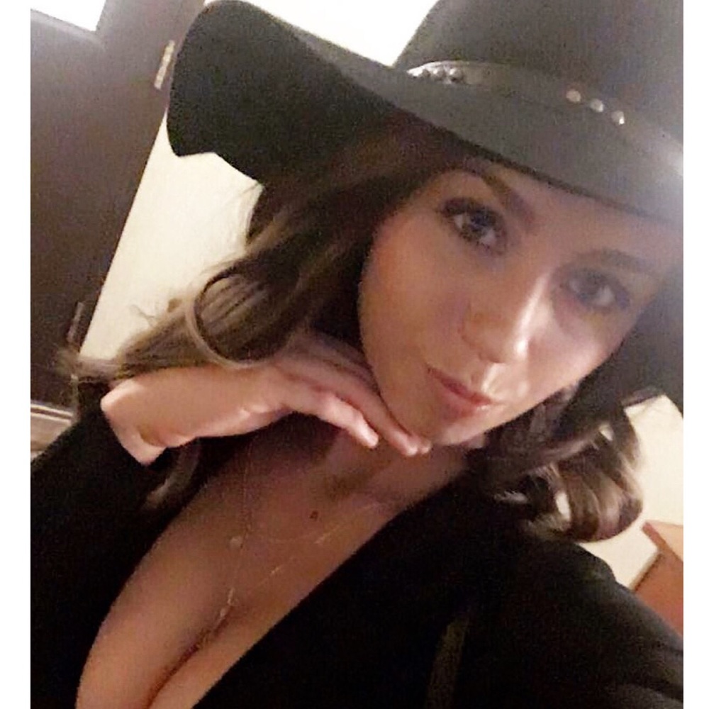 Meet your Posher, Katie - Picture 2 of 3